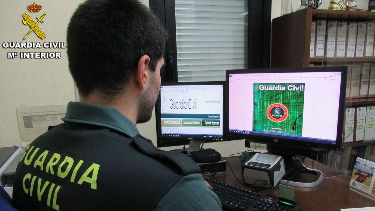 Un agente de la Guardia Civil investigando Un agente de la Guardia Civil investigando