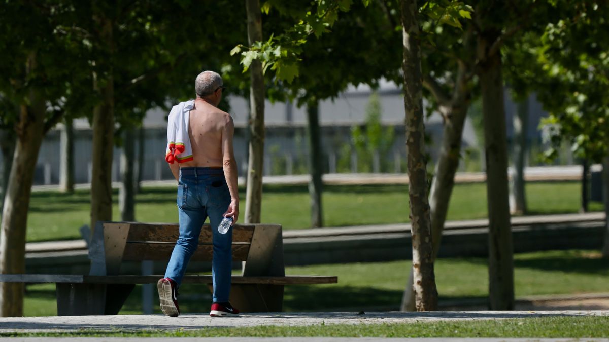 Un hombre pasea por Madrid un día caluroso