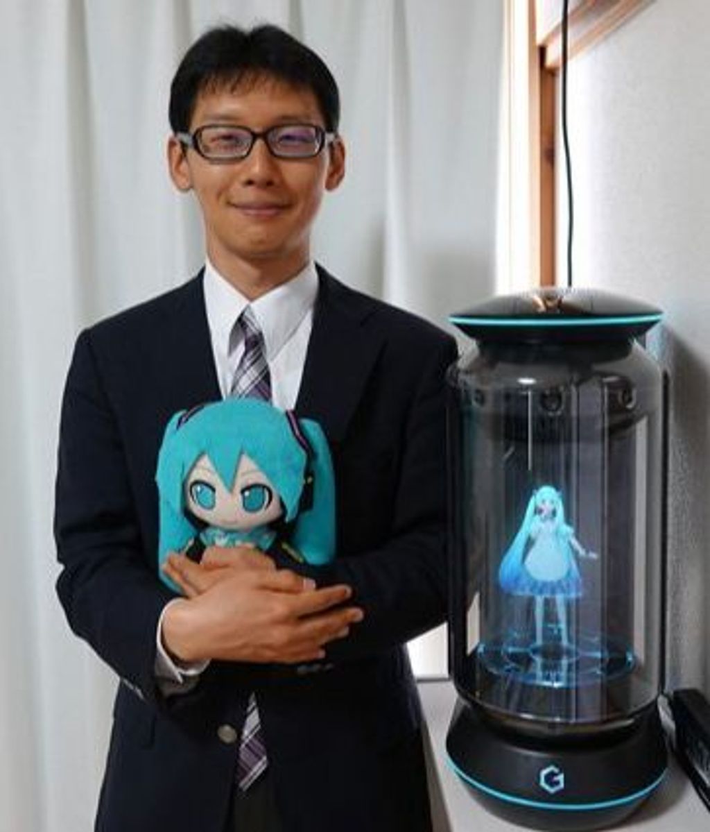 Akihiko Kondo, con su 'mujer' virtual y un peluche que se parece a ella
