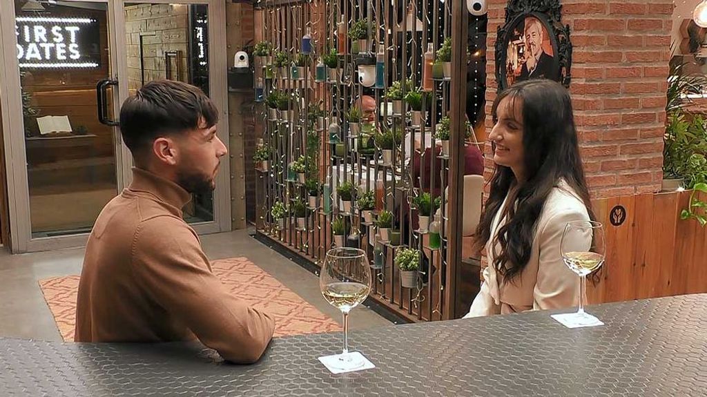 Álex y Laura durante su cita en 'First Dates'