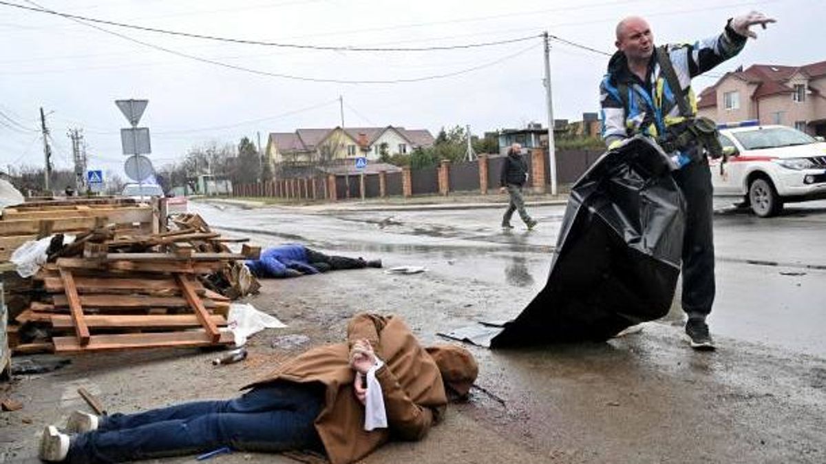 Cadáveres de civiles en la localidad ucraniana de Bucha