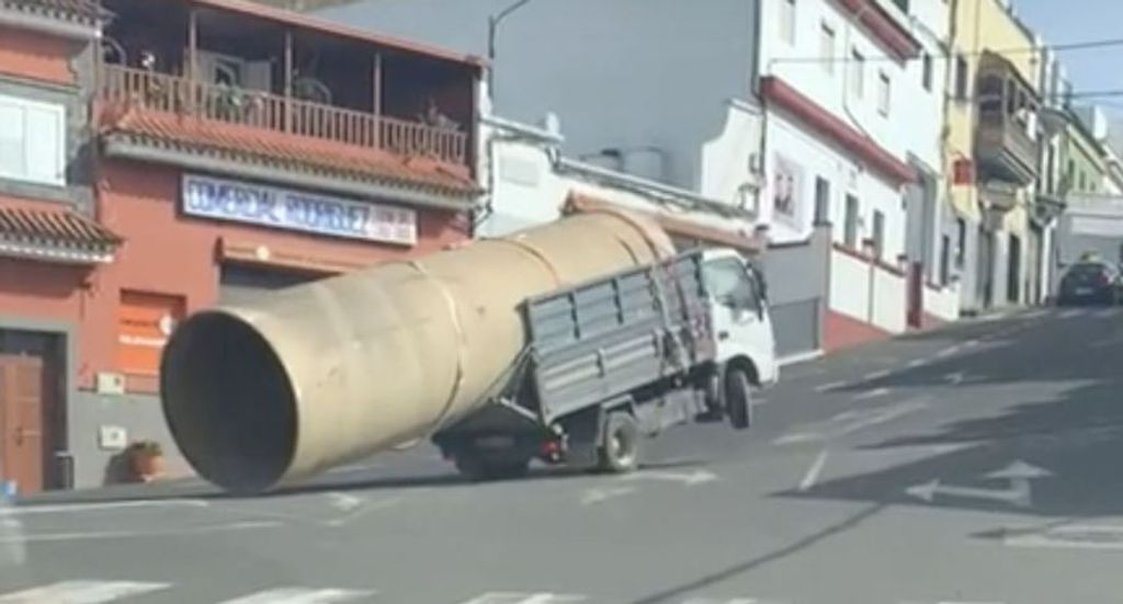 Camionero tozudo: intenta subir una cuesta en Gran Canaria y termina tirando la carga sobre un coche policial