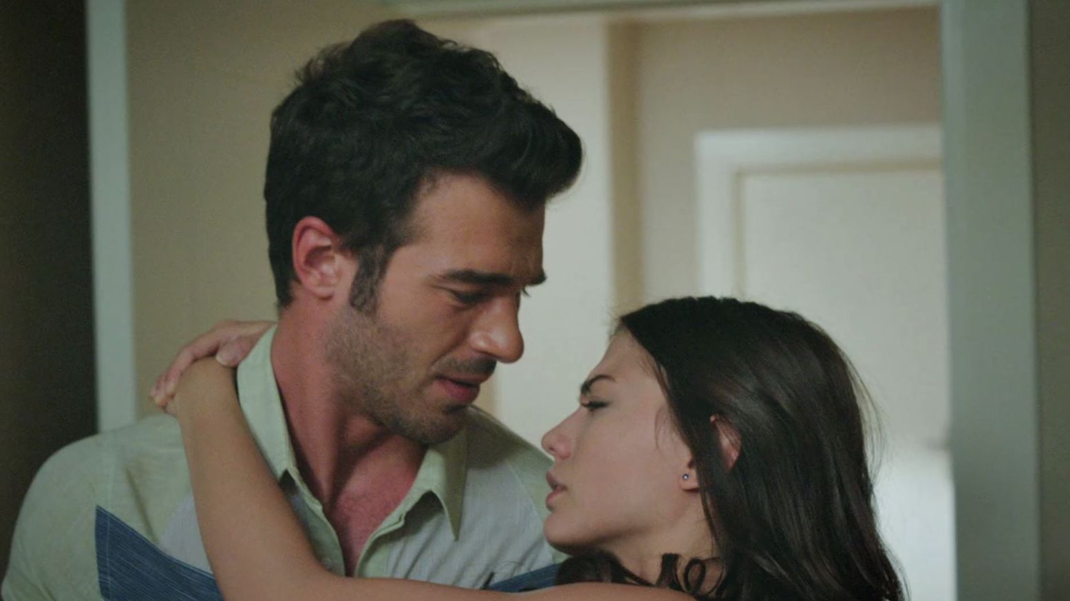 Asli vomita a Burak encima