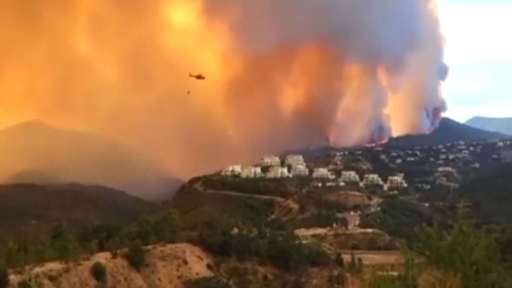 Desalojan a 3.000 vecinos de Benahavís por el incendio en la Sierra de Málaga