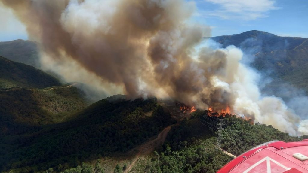 El cambio en la dirección del viento ayudará en la extinción del incendio en Pujerra, Málaga