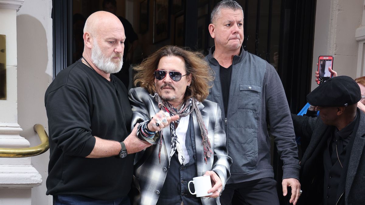 El guardaespaldas ayuda a Johnny Depp a salir del hotel de Birmingham
