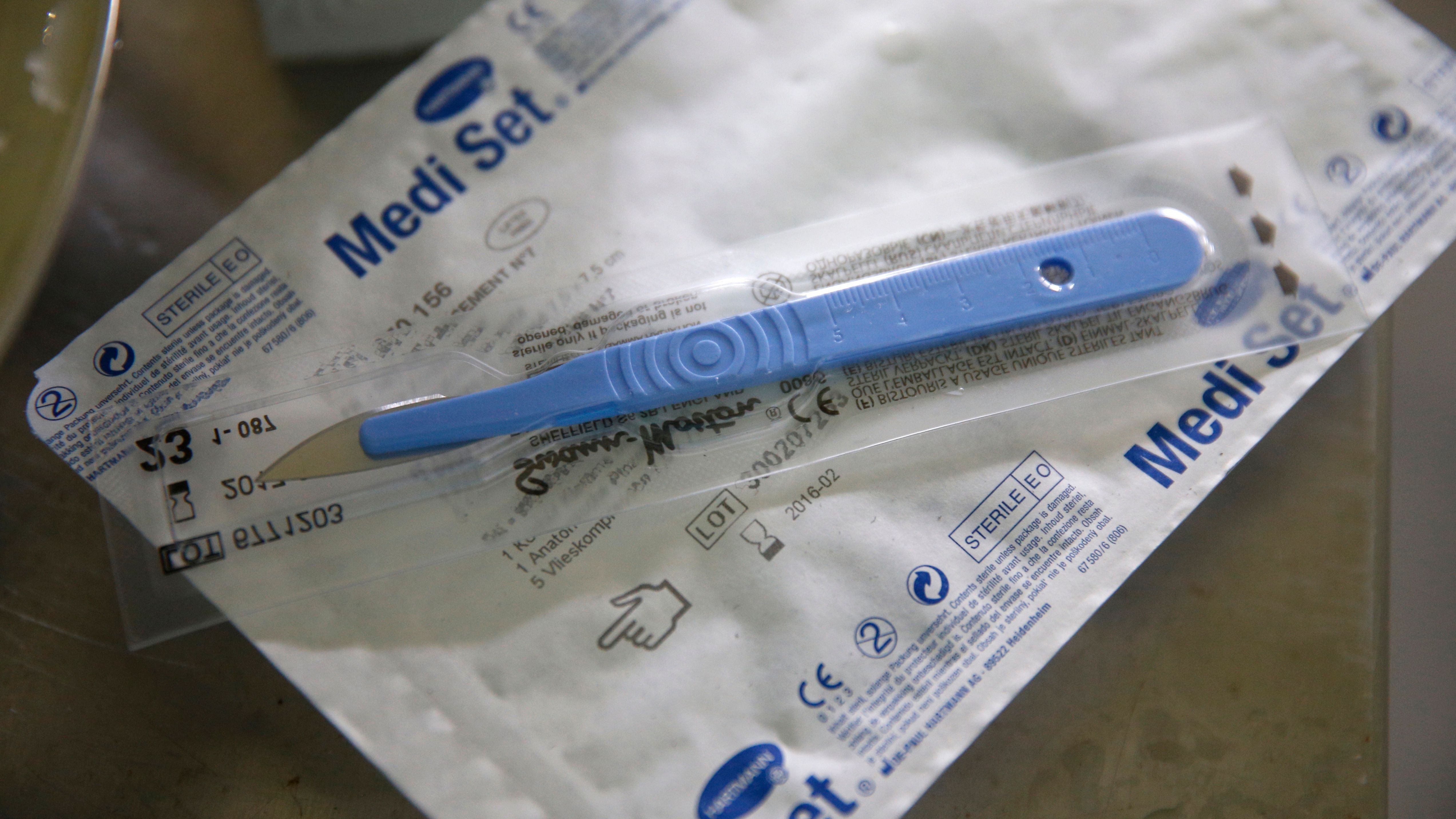 El neurocirujano se dejó la punta del bisturí en el cuerpo de una mujer durante la operación