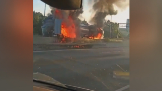 Incendio de un camión cisterna en la AP-7 a la altura de Barberà del Vallès