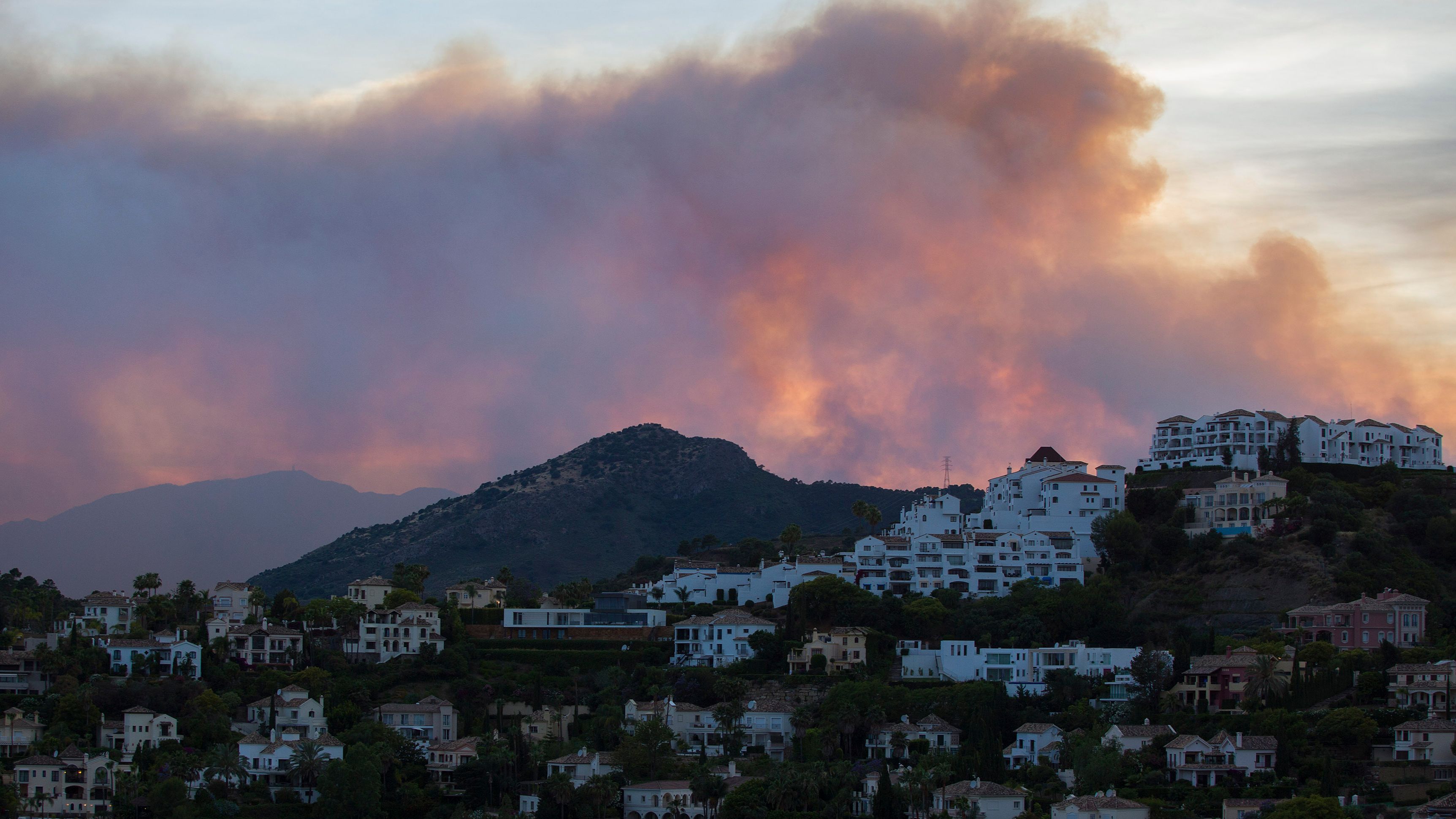 La inversión térmica complica la extinción del incendio en Pujerra, Málaga