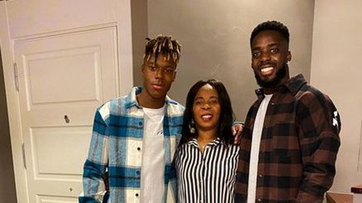Los hermanos Williams junto a su madre María Los hermanos Williams junto a su madre María