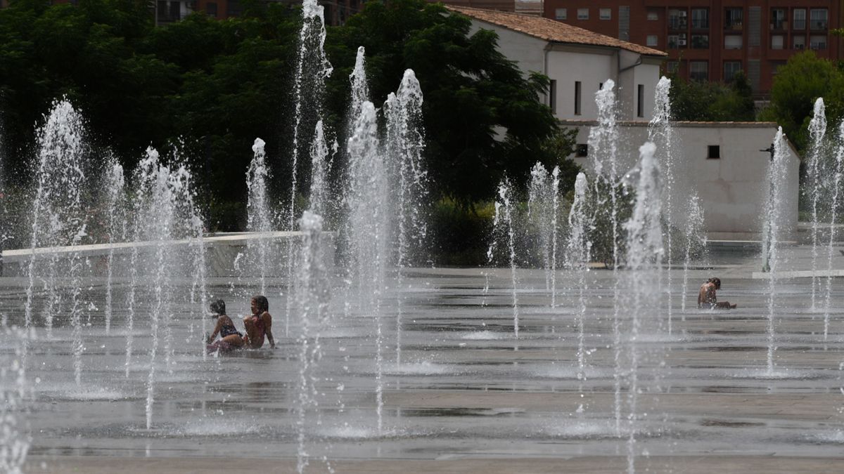 Ola calor Valencia fuentes Parc Central con niños refrescándose