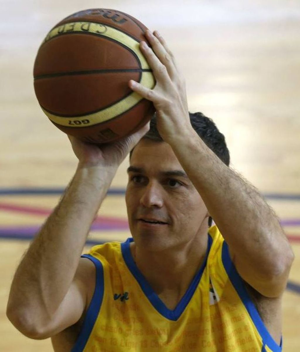 Pedro Sánchez jugando al baloncesto