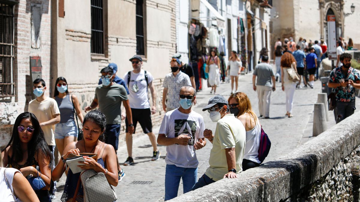 Primer día sin mascarillas obligatorias en las calles de Granada Primer día sin mascarillas obligatorias en las calles de Granada