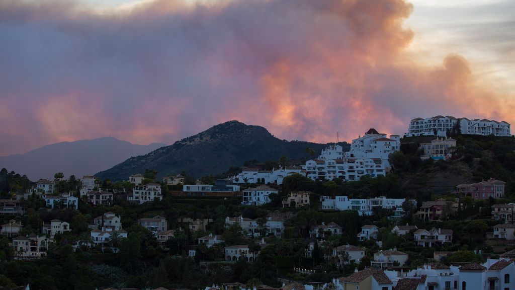 Un cambio en el viento, la esperanza para controlar el incendio de Sierra Bermeja