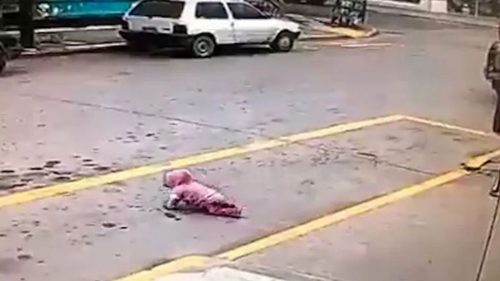 Una bebé gatea hasta la carretera y la salvan antes de ser atropellada en Argentina