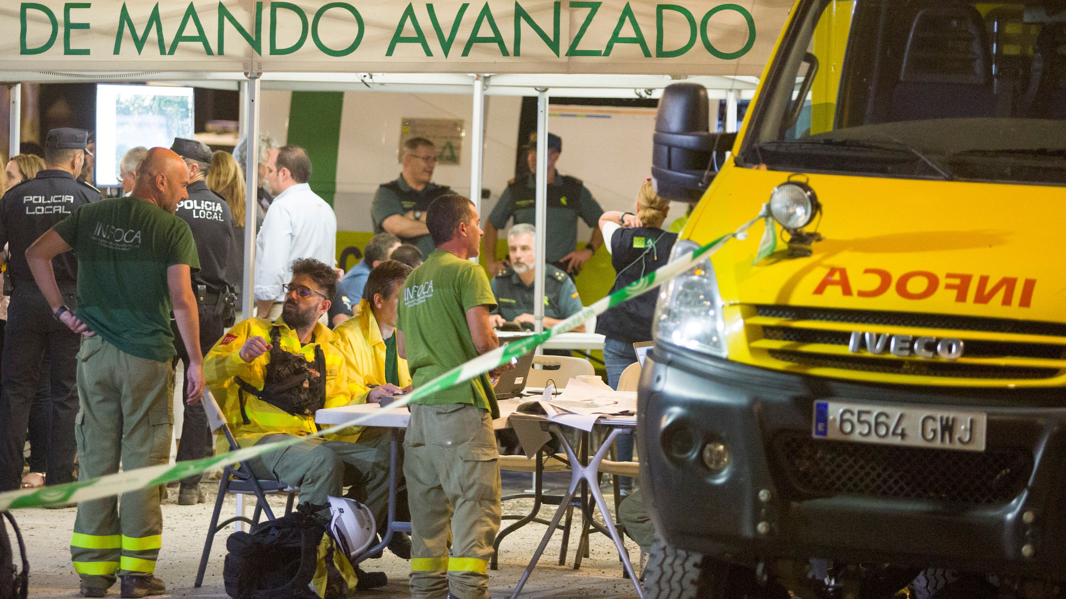 Vecinos de Benahavís desalojan el pueblo por precaución debido al incendio de Pujerra, Málaga