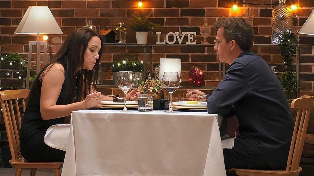 Verónica y Vicente durante su cita en 'First Dates'