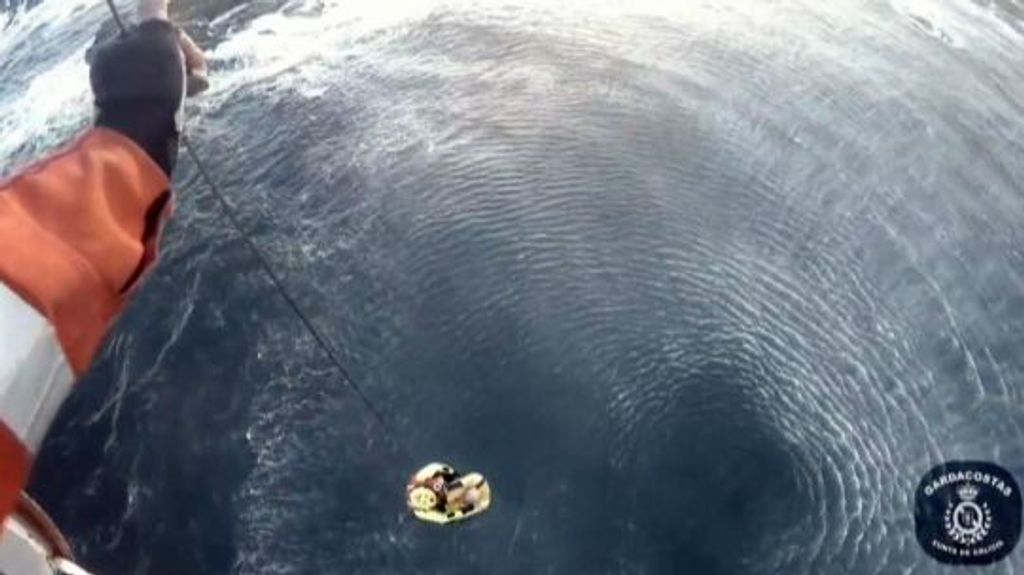 Rescatado el tripulante de una lancha que volcó en la desembocadura del río Miño