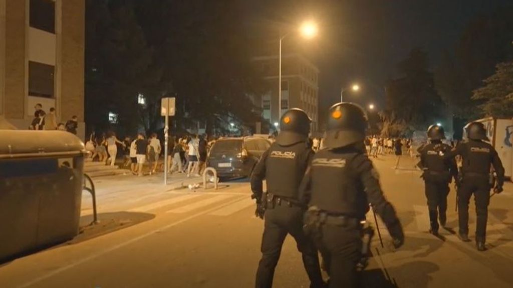 Desórdenes en la Universidad Complutense por un macrobotellón para celebrar la EVAU