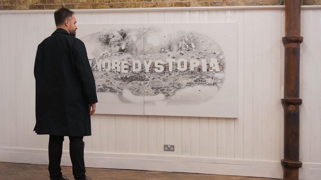 El artista español Santiago Talavera delante de su obra 'No more dystopia' expuesta en Londres