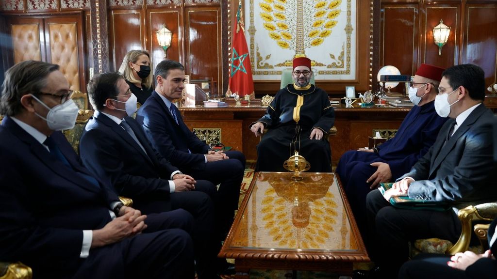 El presidente Sánchez con el rey de Marruecos, Mohamed VI, en abril de 2022
