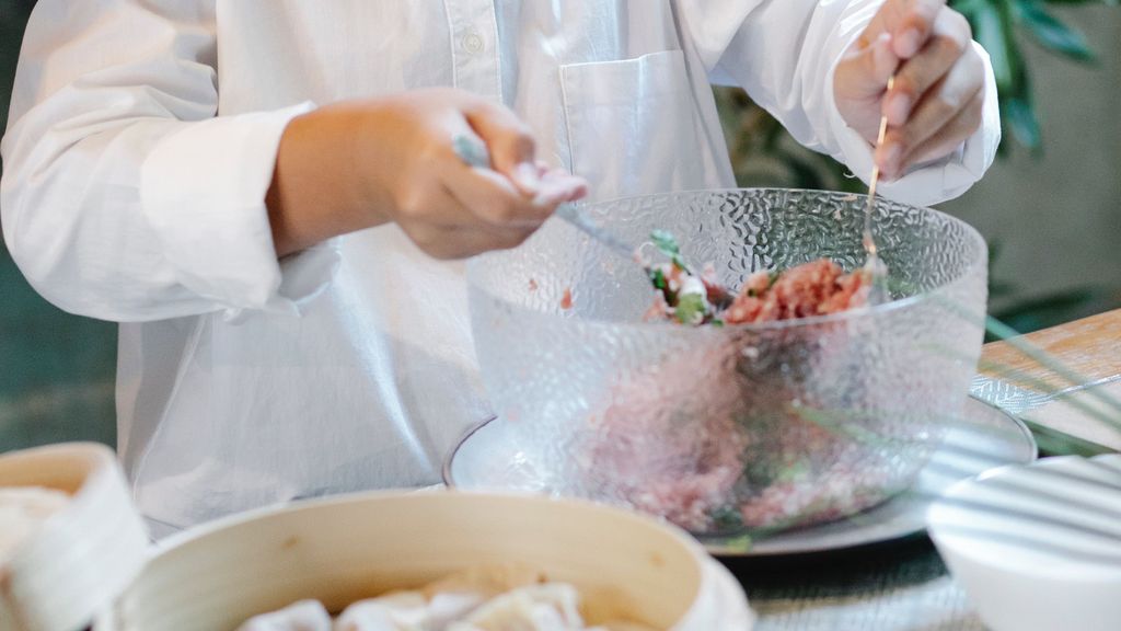 El relleno suele contener carne, aunque también puede hacerse de pescado o de vegetales.