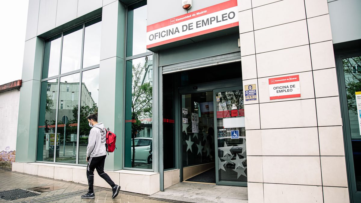 EuropaPress 4412386 hombre sale oficina empleo mendez alvaro mismo dia anunciado subida paro EuropaPress 4412386 hombre sale oficina empleo mendez alvaro mismo dia anunciado subida paro