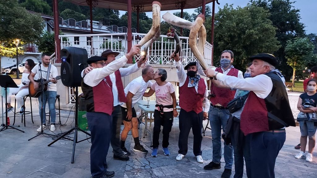 Javier, besando a su mujer Karmele.