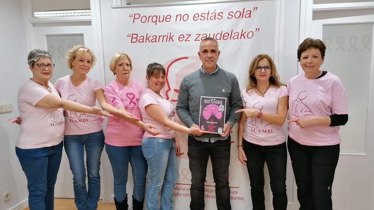 Javier junto a las chicas de Acambi. Javier junto a las chicas de Acambi.