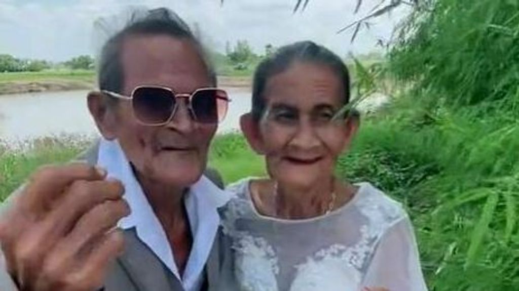 La pareja de ancianos durante la sesión de fotos