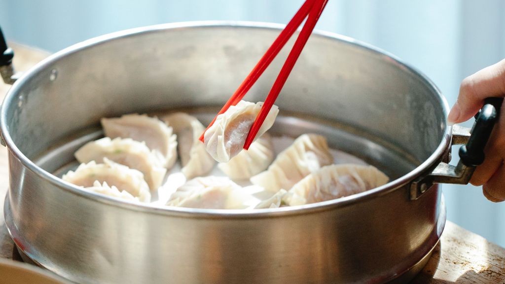 Las gyozas deben quedar tiernas y un poco doradas.