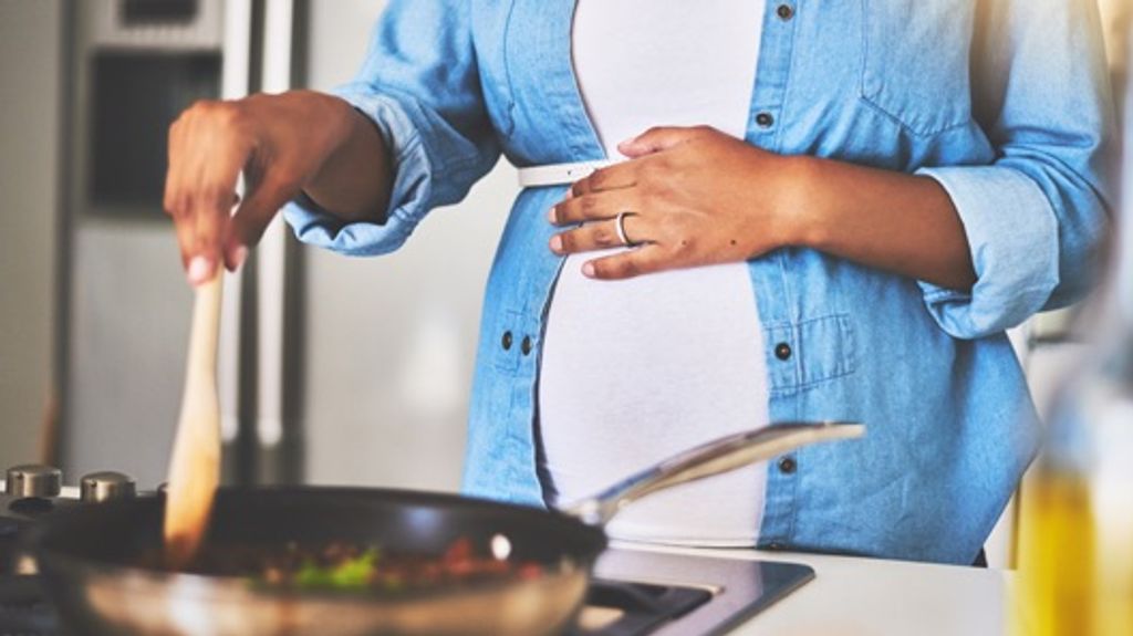 Lo cierto es que siempre habrá que tener especial cuidado con los alimentos que consumimos cuando estamos en estado.