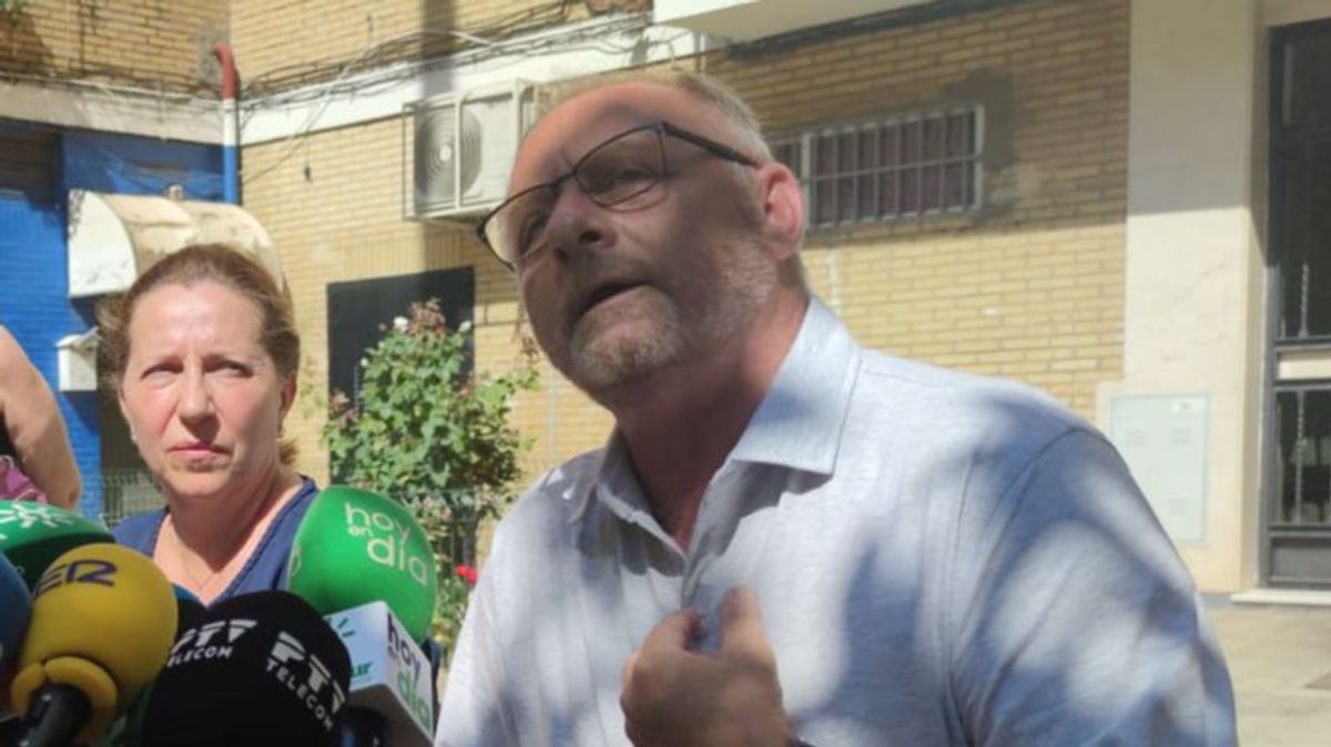 Los padres de Marta del Castillo atendiendo a los medios este viernes. Los padres de Marta del Castillo atendiendo a los medios este viernes.