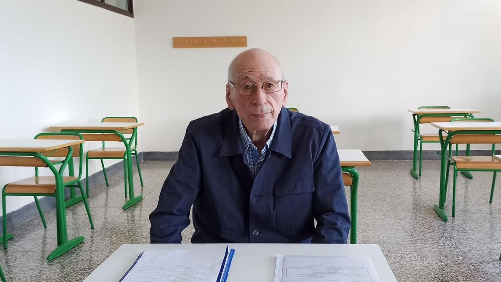 Luis en el aula donde ha recibido las clases.