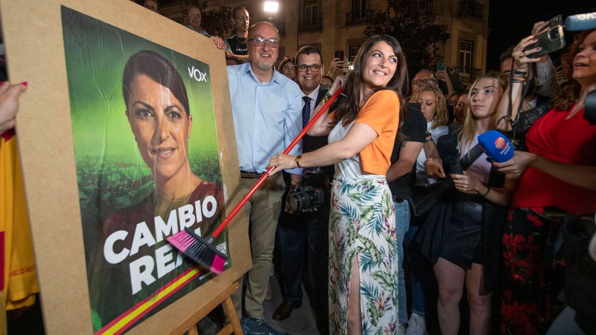 Macarena Olona pega su cartel electoral en el arranque de la campaña en Andalucía