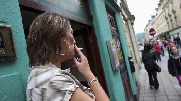 Prohibir fumar a las próximas generaciones: algunos países se los plantean; España, todavía no