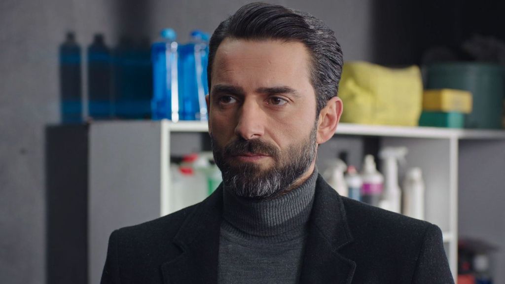 Murat amenaza a Rüstem y le exige que se aleje de Nazli