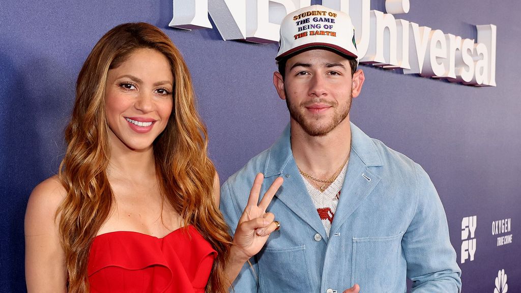 Shakira con Nick Jonas, en la presentación de 'Dancing with my self' (NBC), en mayo de 2022