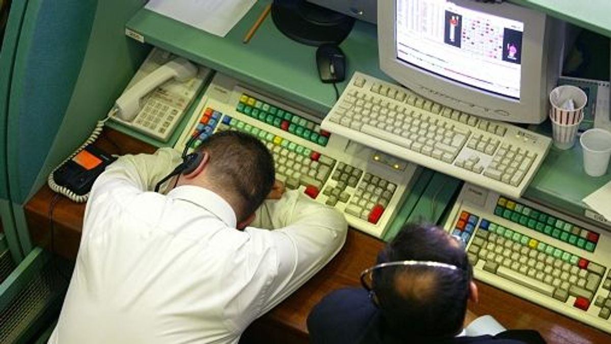 TURKEY - MARCH 21: Electronic trade at the Istanbul Stock Exchange, ISE: broker sleeping at his desk. (Photo by Ulrich Baumgarten via Getty Images) TURKEY - MARCH 21: Electronic trade at the Istanbul Stock Exchange, ISE: broker sleeping at his desk. (Photo by Ulrich Baumgarten via Getty Images)
