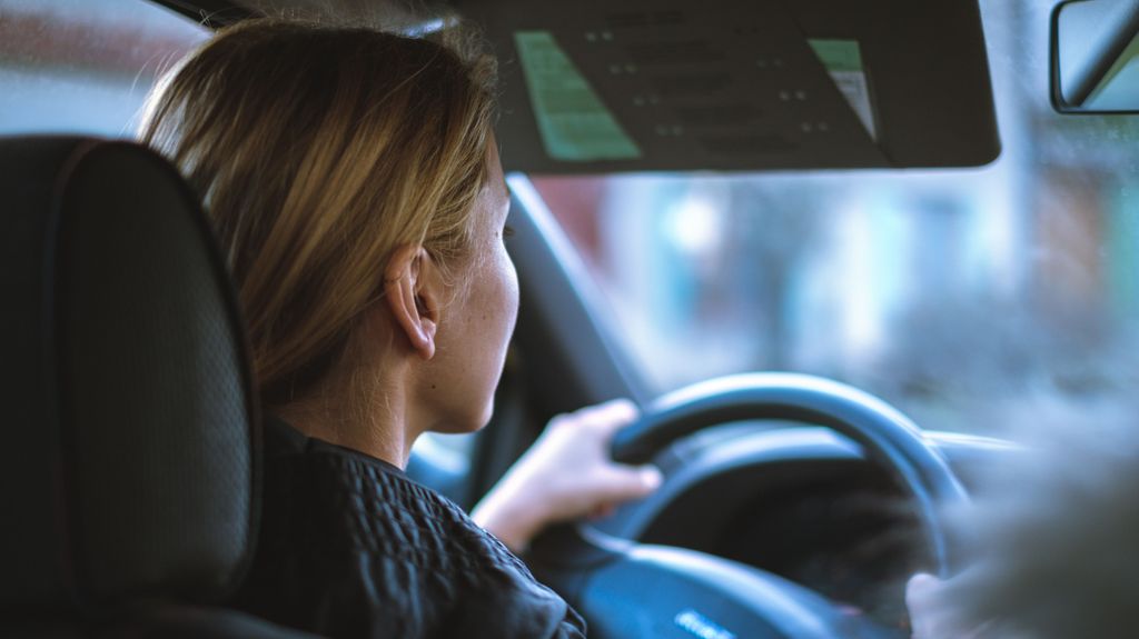 Una mujer, al volante de su coche