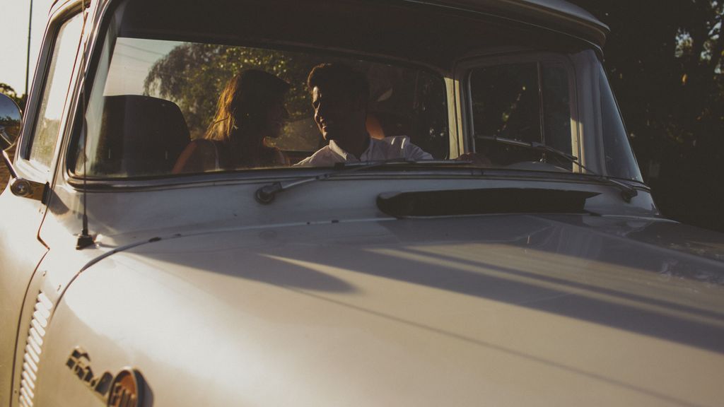 Una pareja en el interior de un vehículo