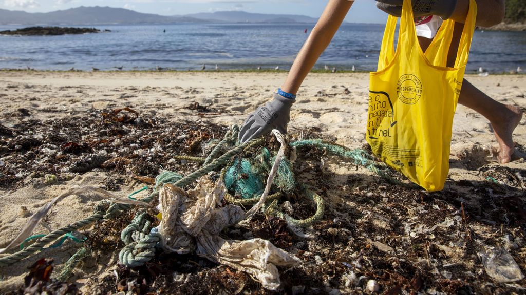 Miles de voluntarios recogen basura en 700 entornos naturales de España