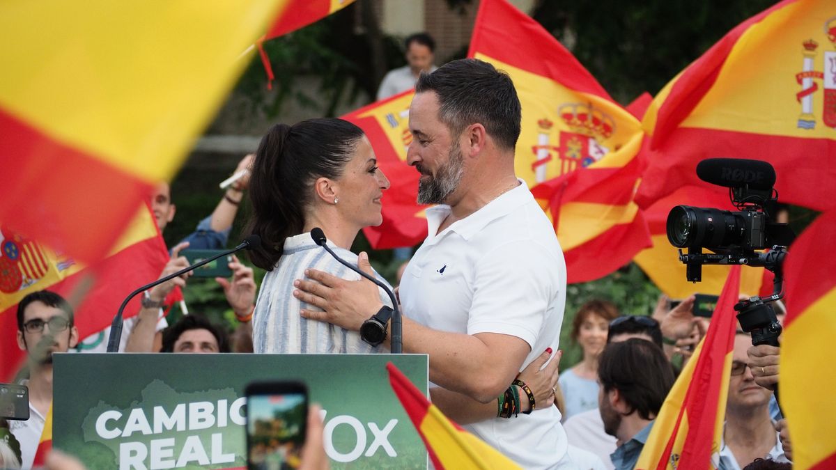 Macarena Olona junto a Santiago Abascal Macarena Olona junto a Santiago Abascal