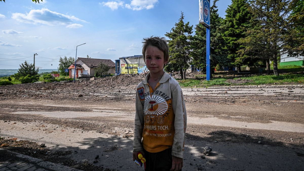 Niño ucraniano en la localidad de Soledar