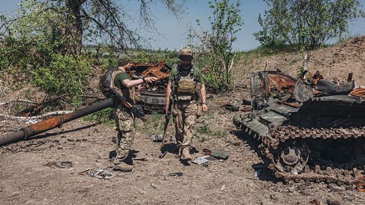 Soldados ucranianos junto a un tanque ruso destruido en el frente en el oblast de Lugansk, Ucrania Soldados ucranianos junto a un tanque ruso destruido en el frente en el oblast de Lugansk, Ucrania