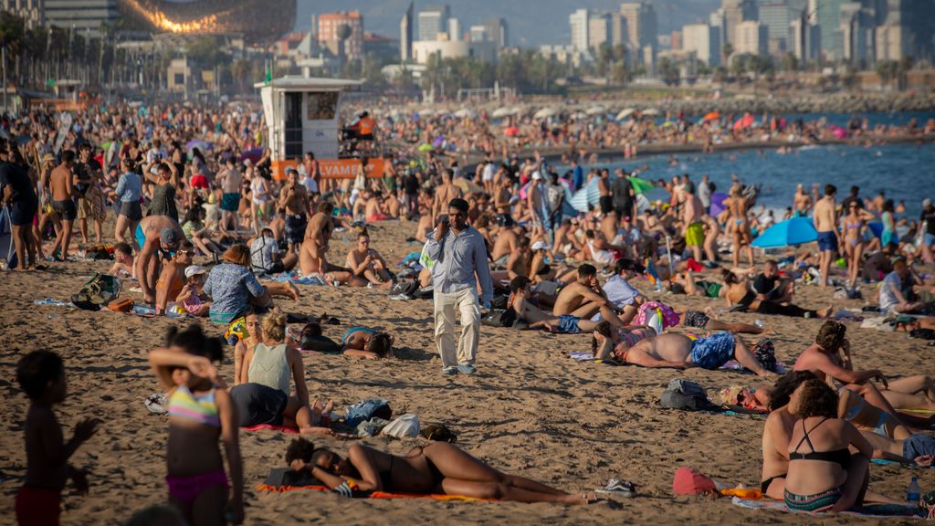 Barcelona se echa al mar para combatir la ola de calor, con cuatro playas llenas