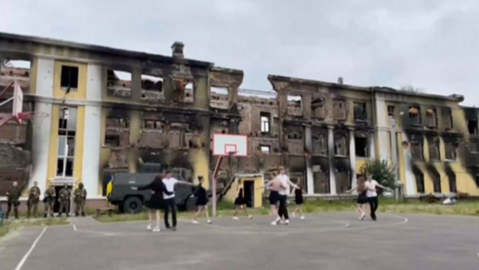Estudiantes ucranianos vuelven a su escuela en Járkov, destruida por la guerra