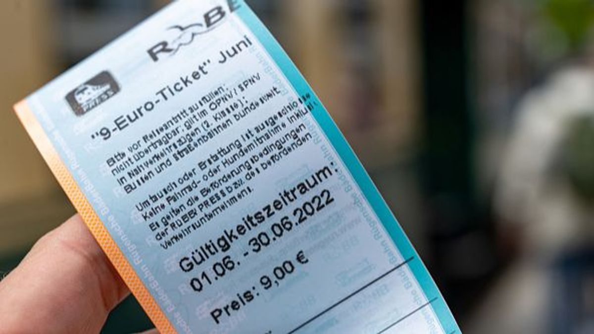 Un billete de 9 euros comprado en la estación de Rügensche Bäderbahn, Alemania Un billete de 9 euros comprado en la estación de Rügensche Bäderbahn, Alemania