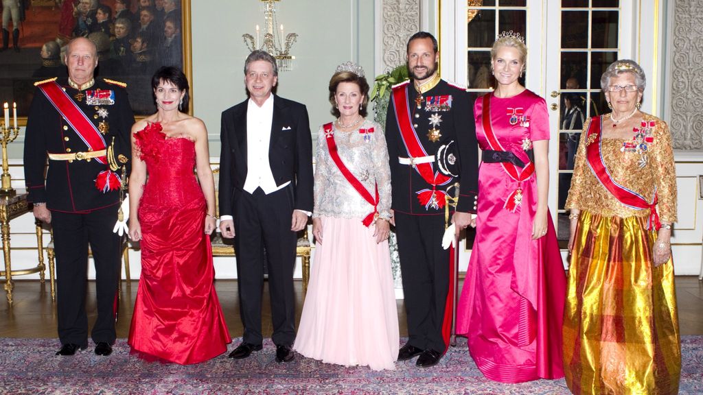Ambos son padres de María Luisa de Noruega y el príncipe Haakon.