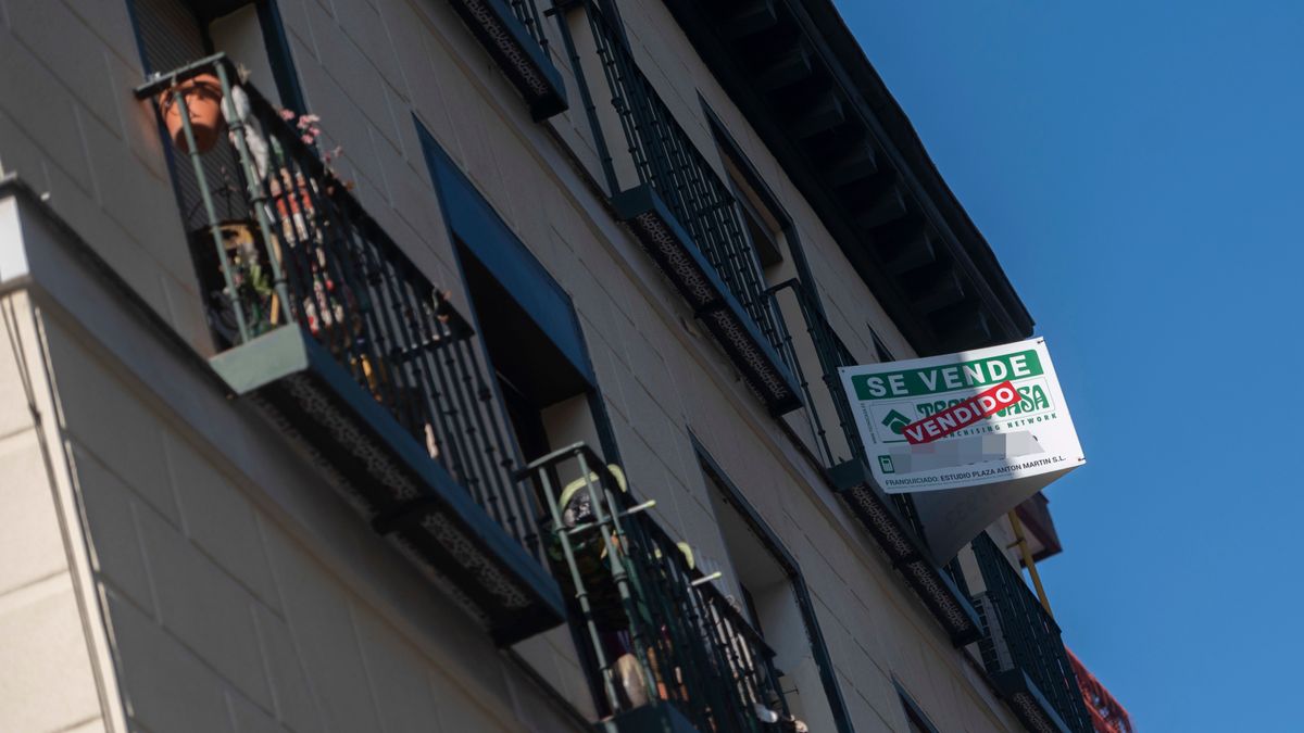 Cartel de venta en un edificio de la capital, a 27 de octubre de 2021, en Madrid, (España) Cartel de venta en un edificio de la capital, a 27 de octubre de 2021, en Madrid, (España)